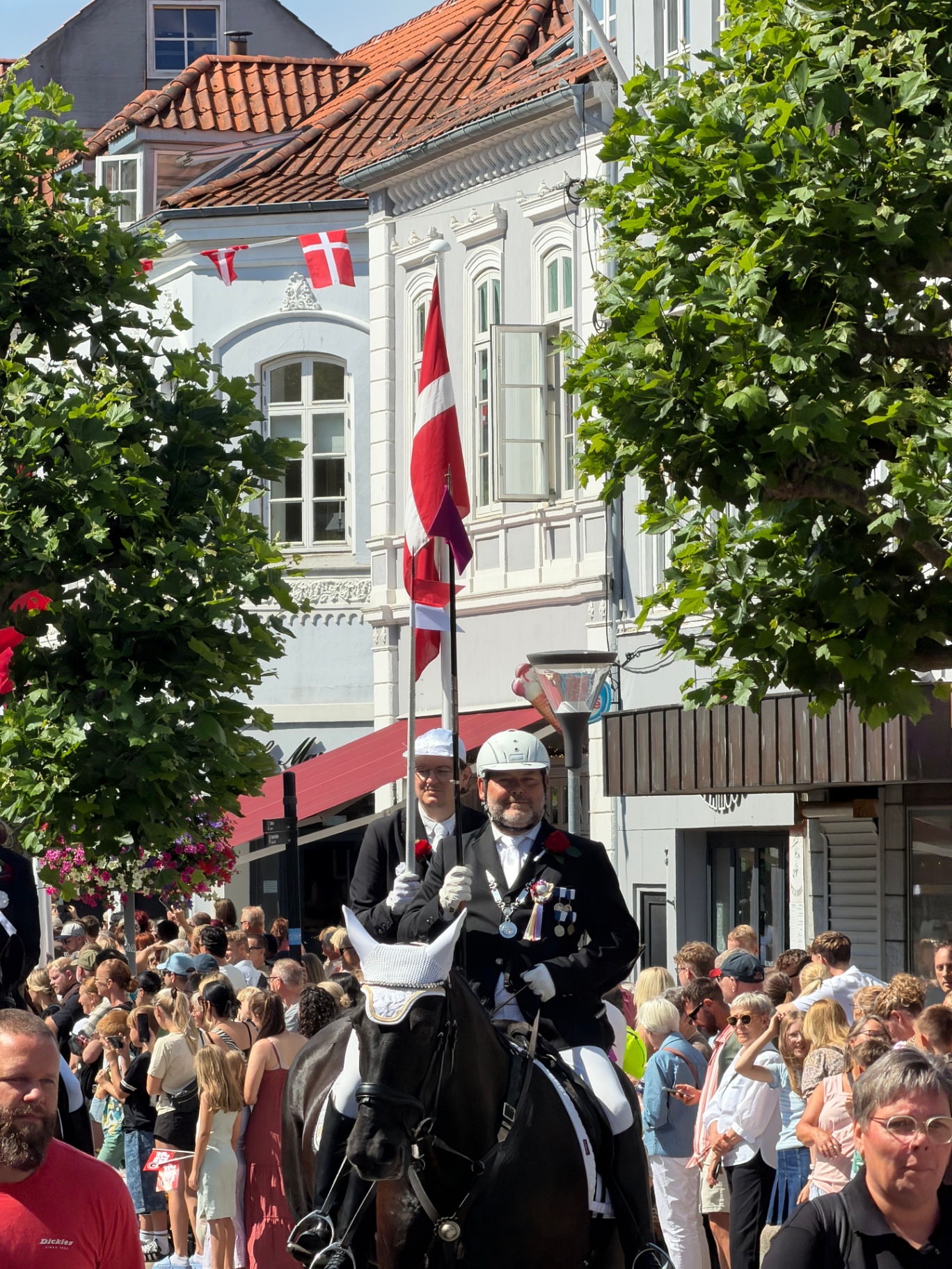 Ringriderkongen med Dannebrog rider gennem Sønderborgs bymidte