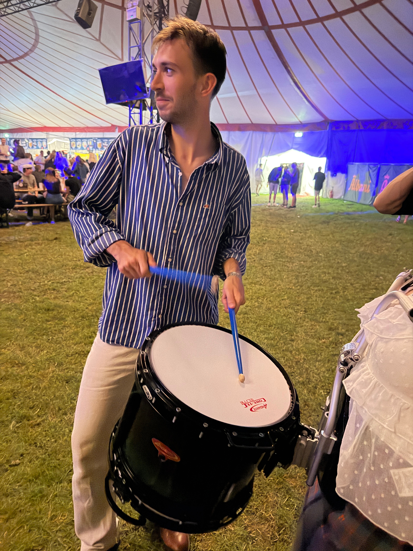Musiker spiller tromme i festteltet