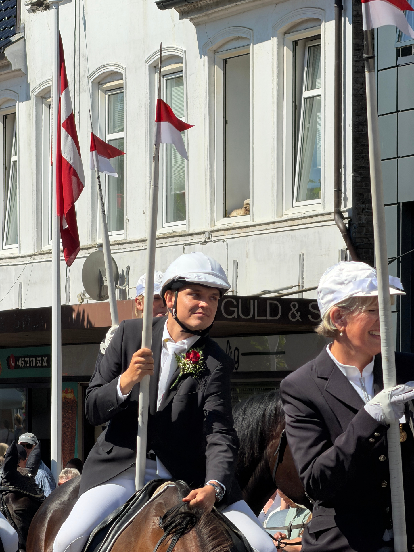 Fanebærere til hest med røde og hvide faner